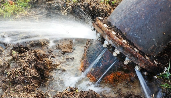 Большая утечка воды из трубопровода